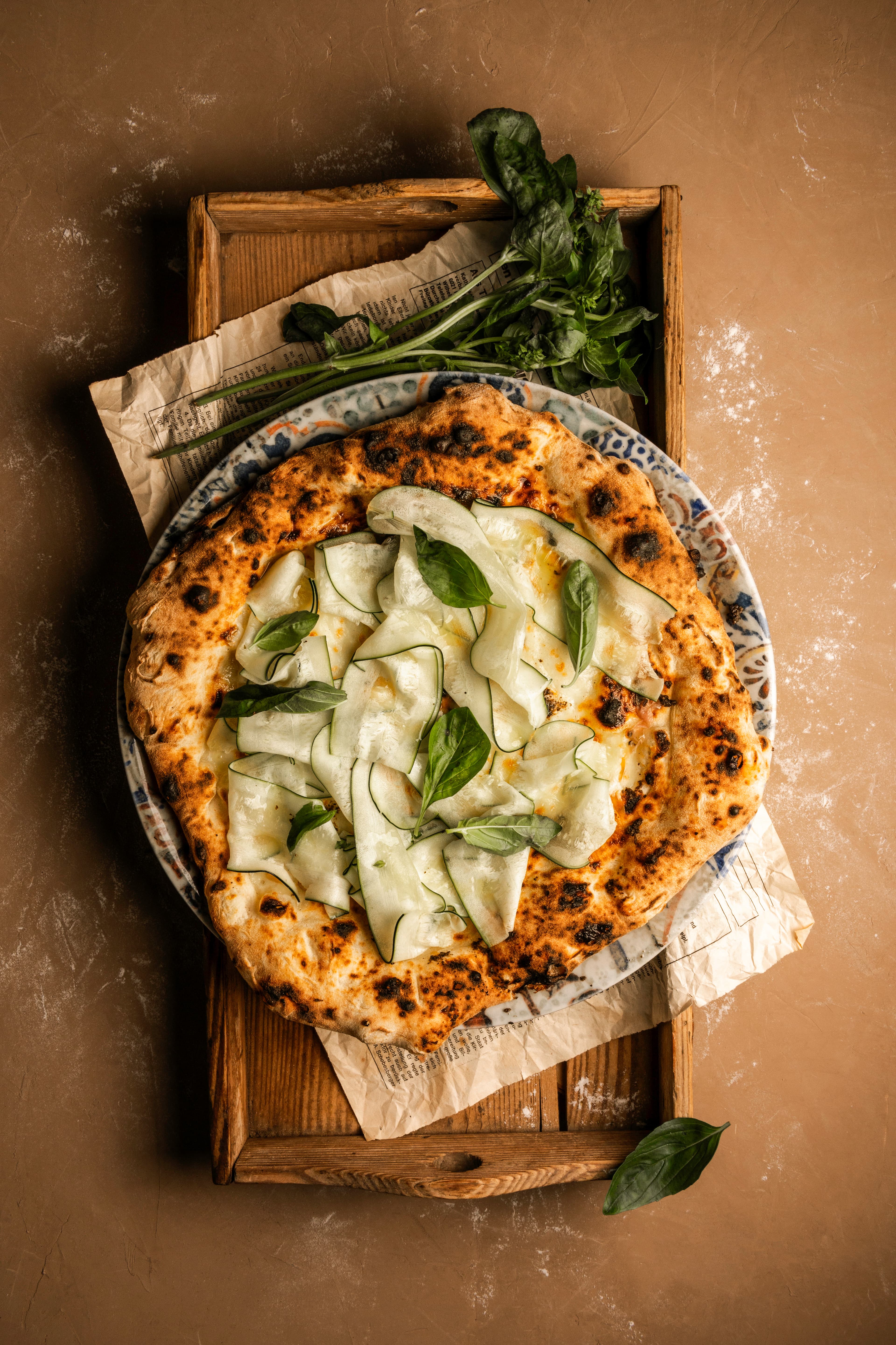 Autentikus nápolyi pizza friss bazsalikommal